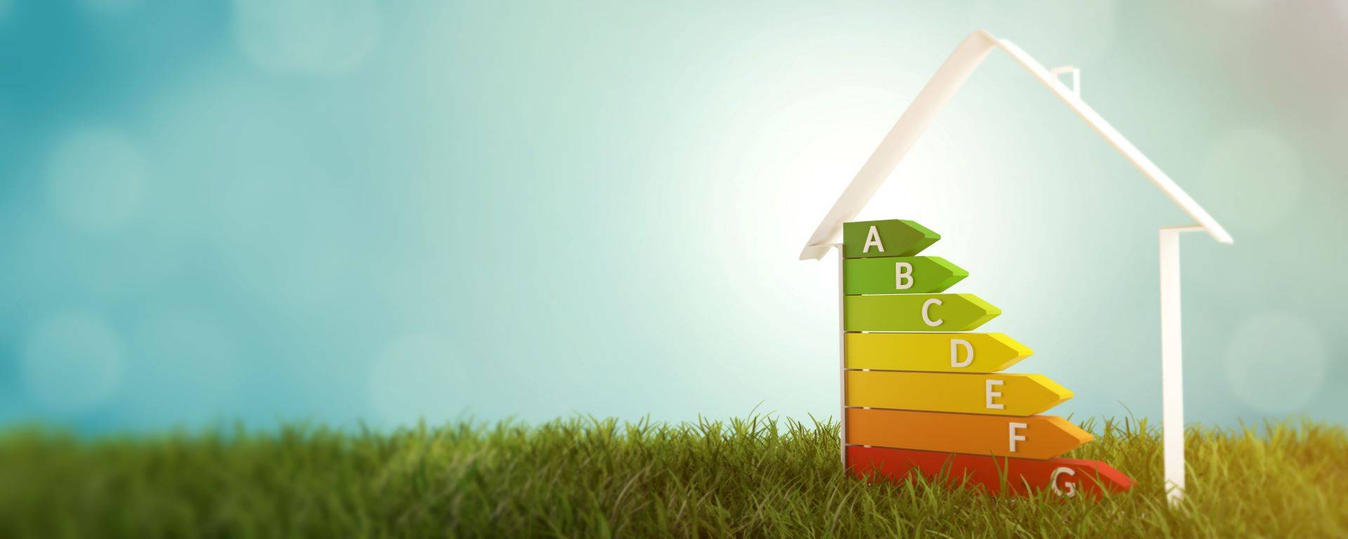 Energieeffizienz-Rating eines Hauses auf grünem Rasen, symbolisiert durch farbige Pfeile von A bis G, passend zu Photovoltaikanlagen in Leipzig