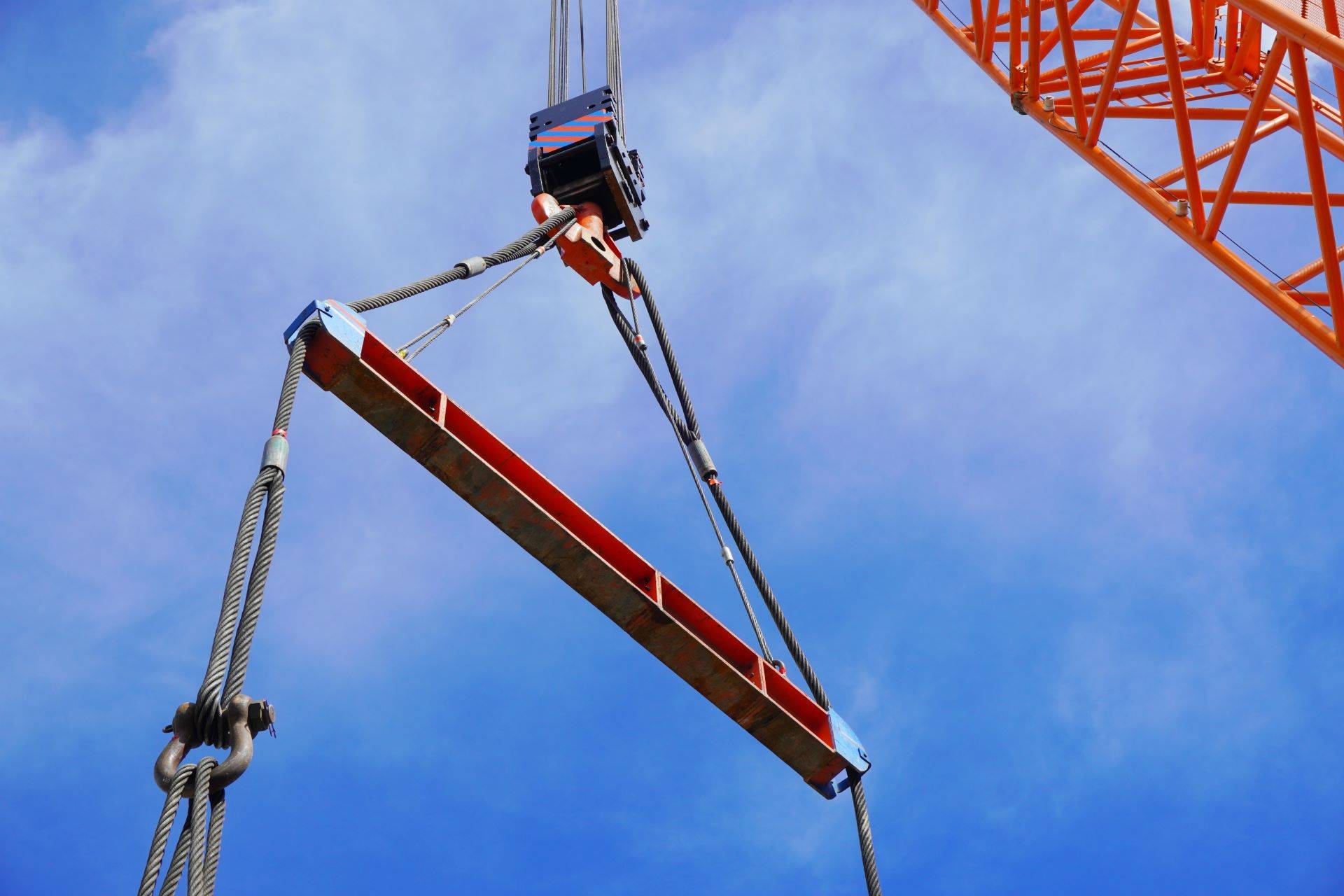 Krantraverse und Hebesystem mit Haken auf einer Baustelle