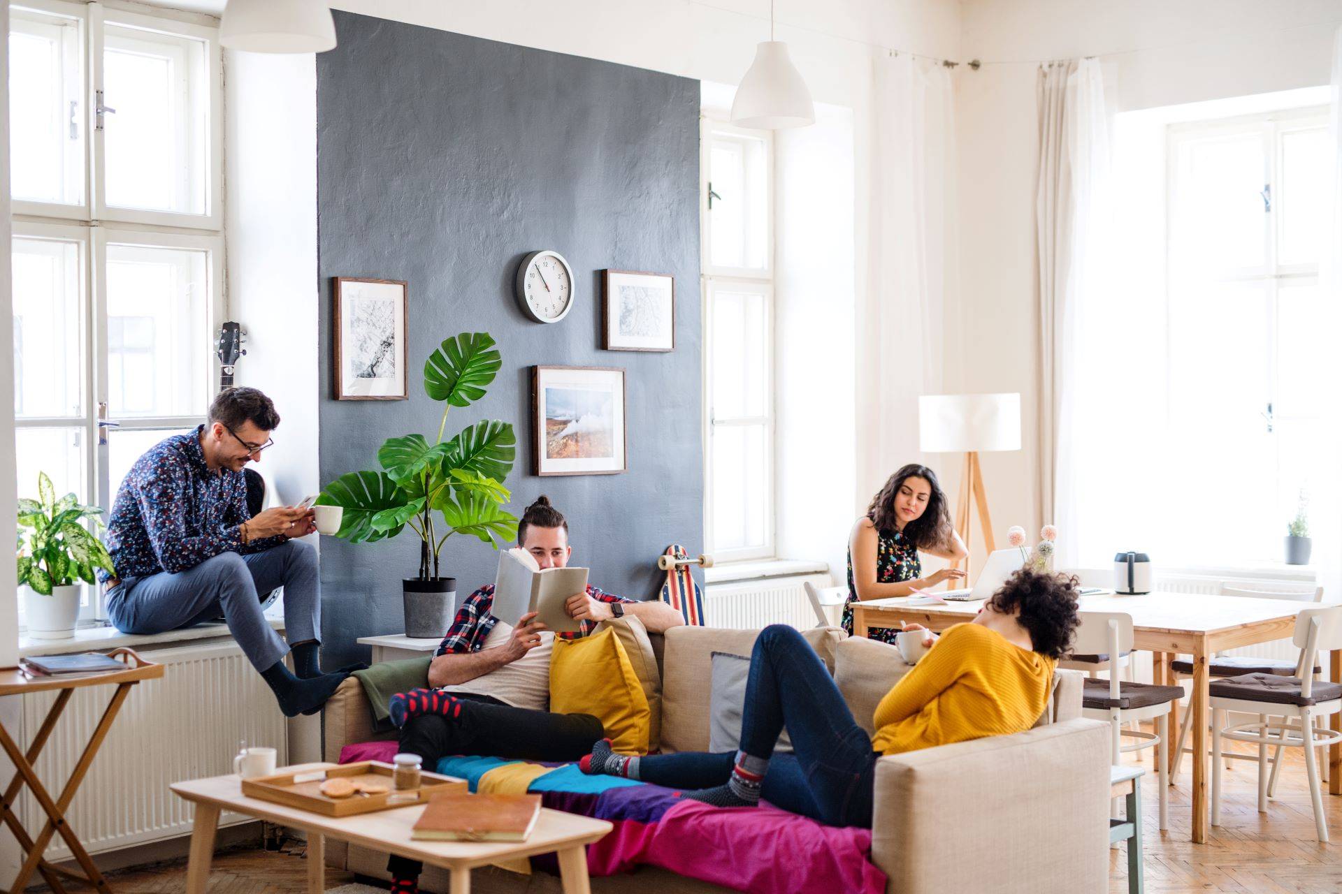 Junge Menschen in einer modernen Wohnung in Köln.