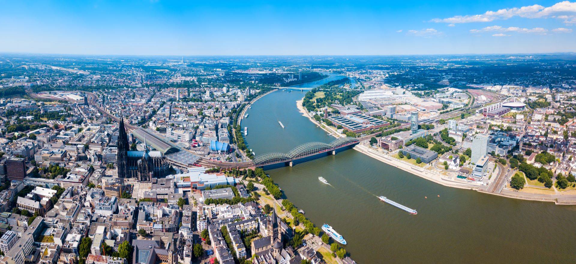 Luftaufnahme von Köln mit Rhein und Dom.