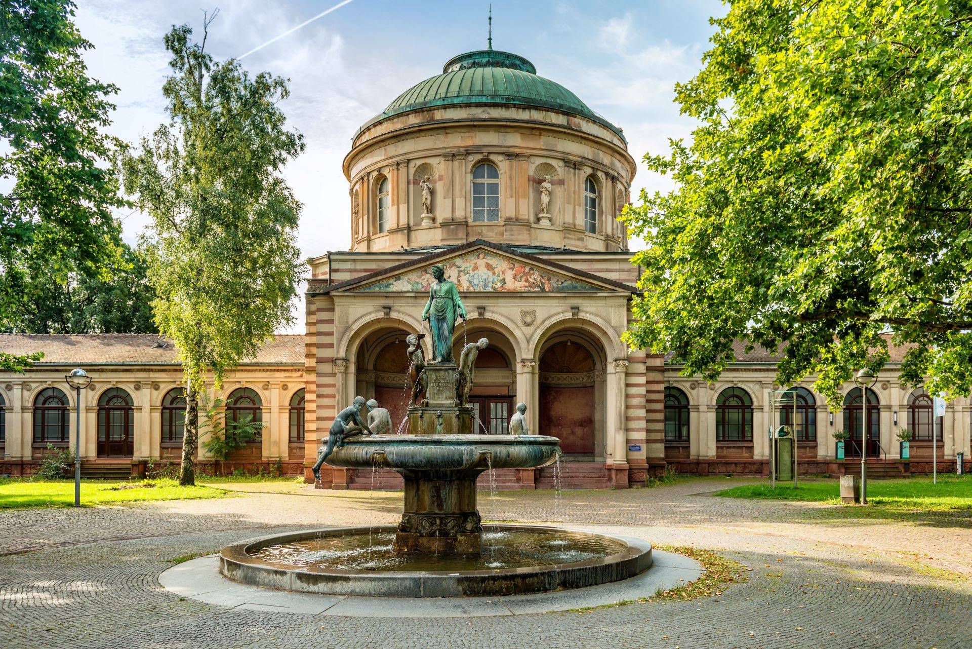 Historischer Brunnen vor dem Botanischen Garten Karlsruhe.