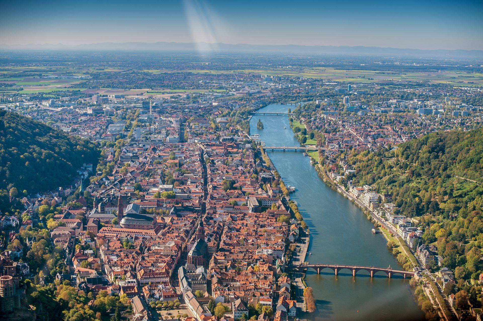 Luftaufnahme von Heidelberg und dem Neckar.