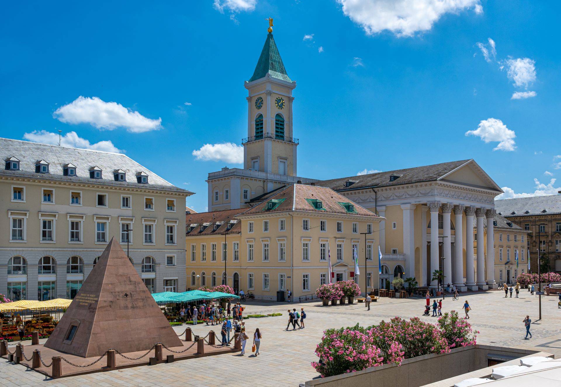 Marktplatz in Karlsruhe mit Pyramide und Stadtkirche – ein Highlight für Stadtführungen und exklusive Erlebnisse mit Escorts Karlsruhe.